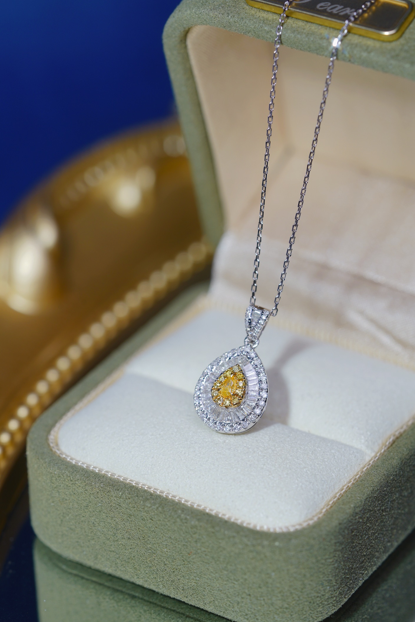 18k gold necklace with yellow diamonds, natural diamond weighing 0.70ct