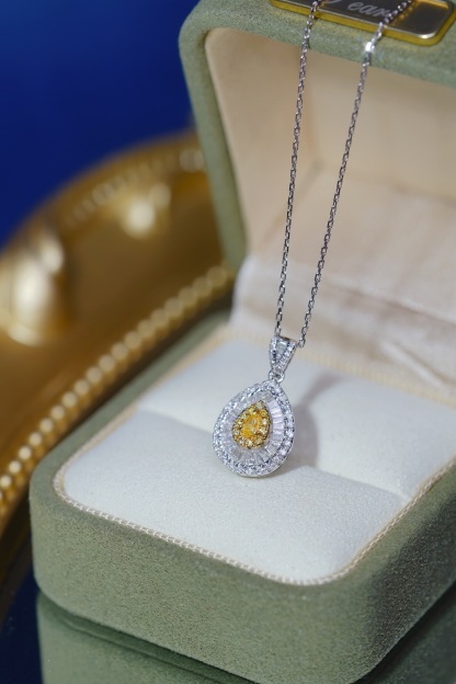 18k gold necklace with yellow diamonds, natural diamond weighing 0.70ct