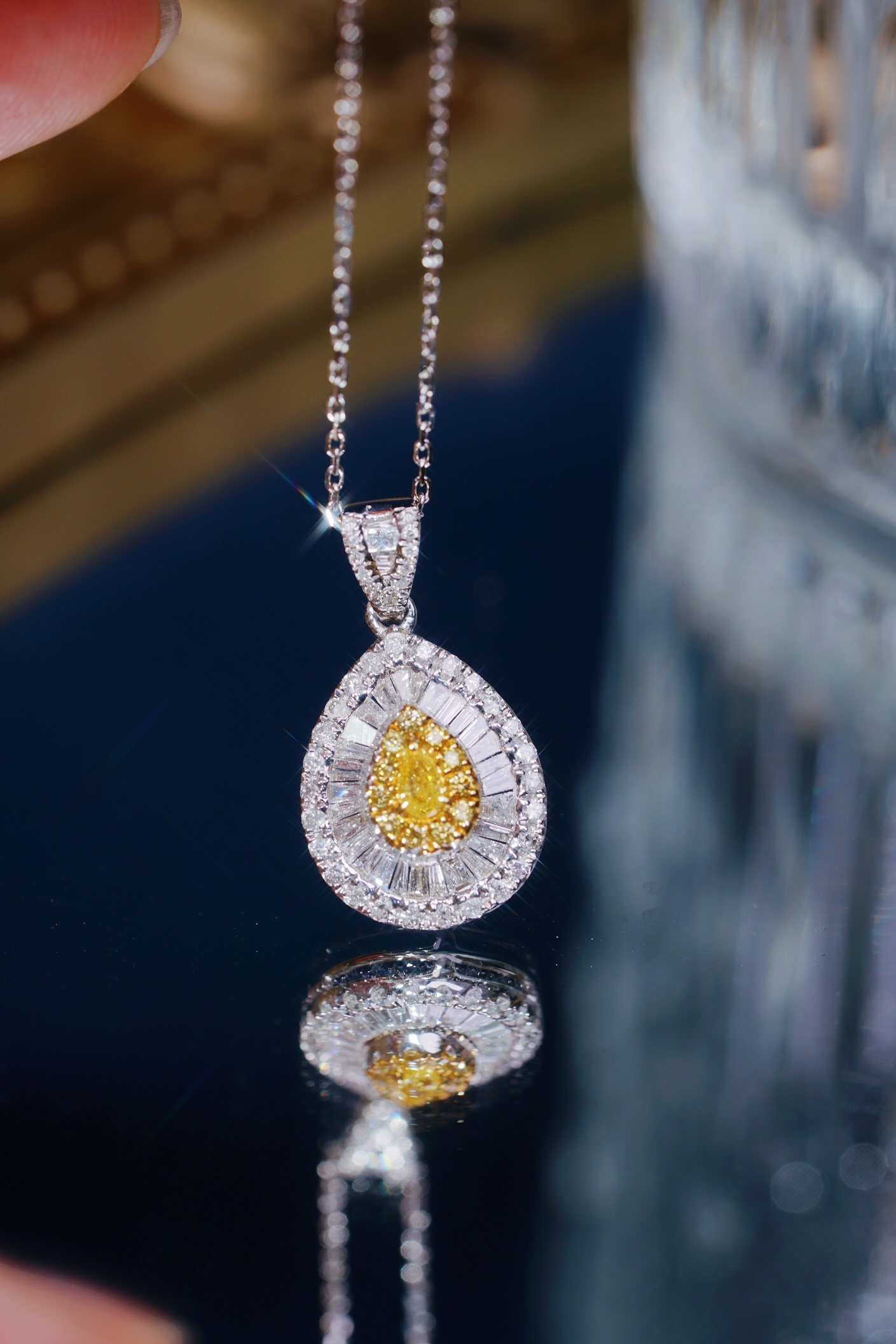 18k gold necklace with yellow diamonds, natural diamond weighing 0.70ct