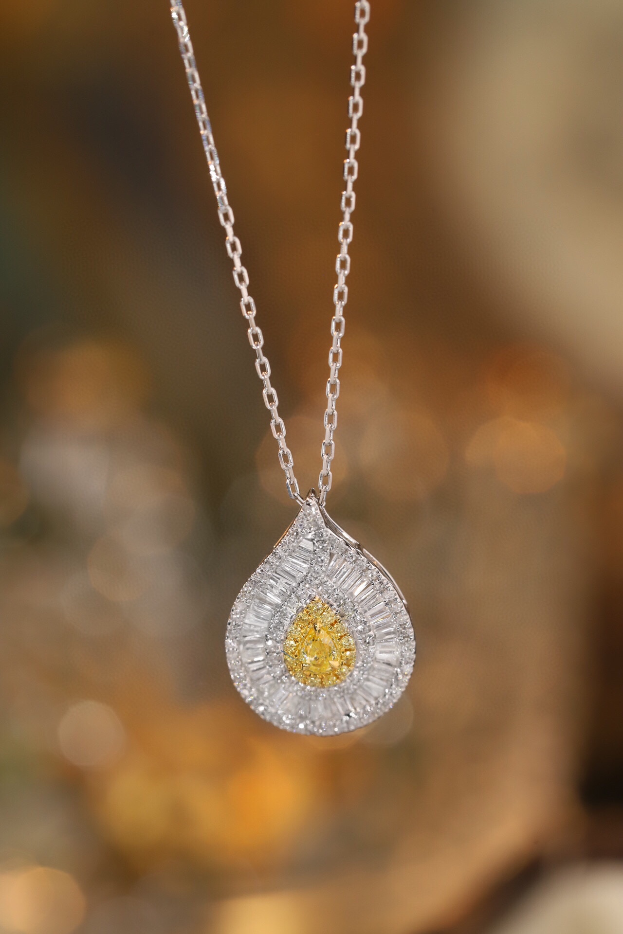 18k gold necklace with yellow diamonds, natural diamond weighing 0.45ct