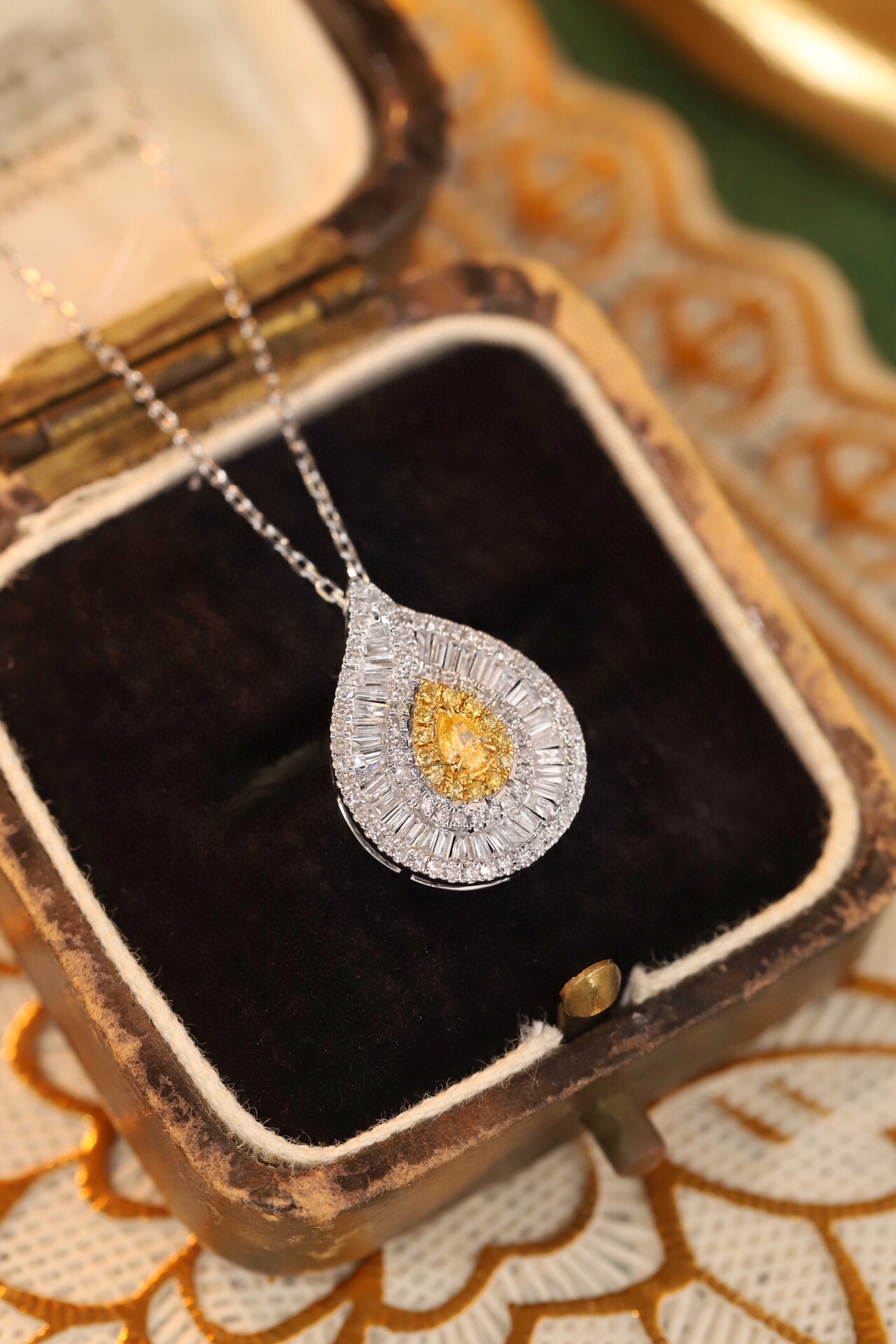 18k gold necklace with yellow diamonds, natural diamond weighing 0.45ct