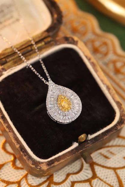 18k gold necklace with yellow diamonds, natural diamond weighing 0.45ct