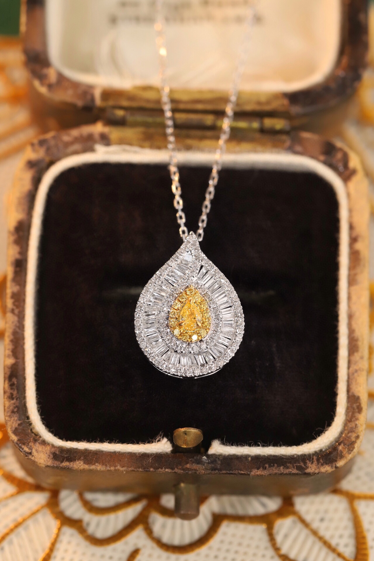 18k gold necklace with yellow diamonds, natural diamond weighing 0.45ct