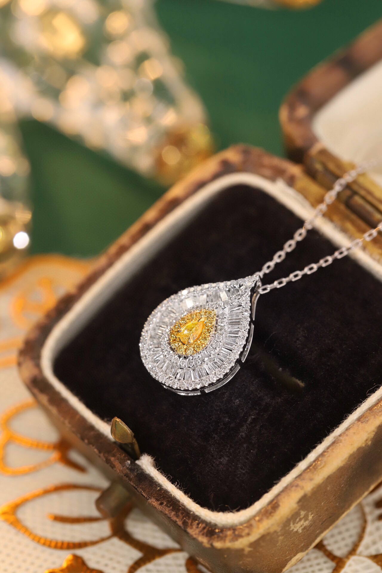 18k gold necklace with yellow diamonds, natural diamond weighing 0.45ct