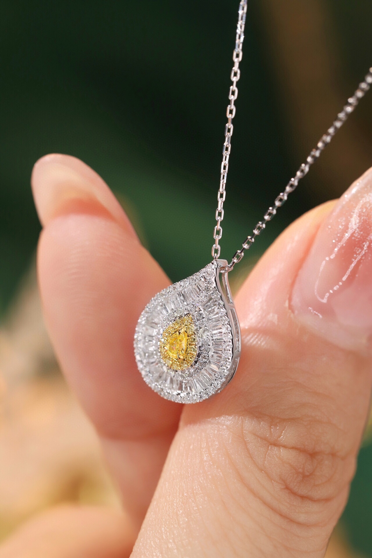 18k gold necklace with yellow diamonds, natural diamond weighing 0.45ct
