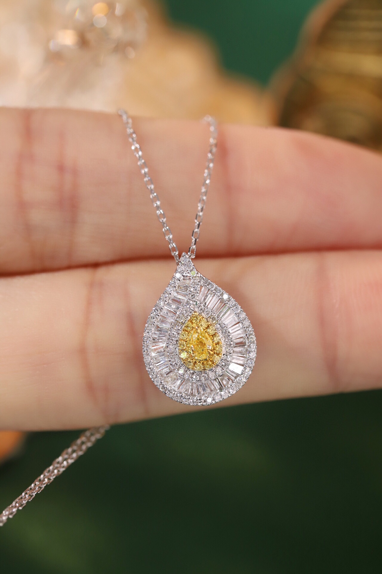 18k gold necklace with yellow diamonds, natural diamond weighing 0.45ct