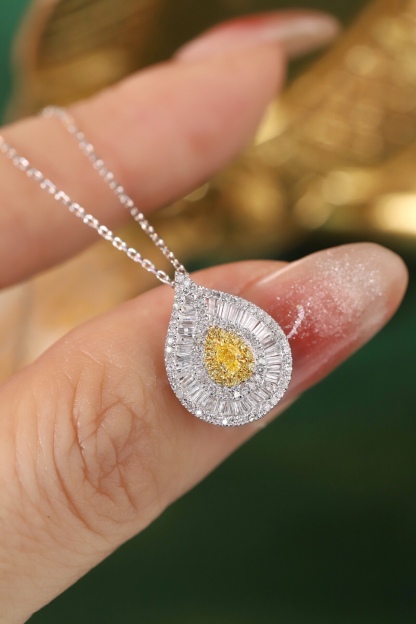 18k gold necklace with yellow diamonds, natural diamond weighing 0.45ct