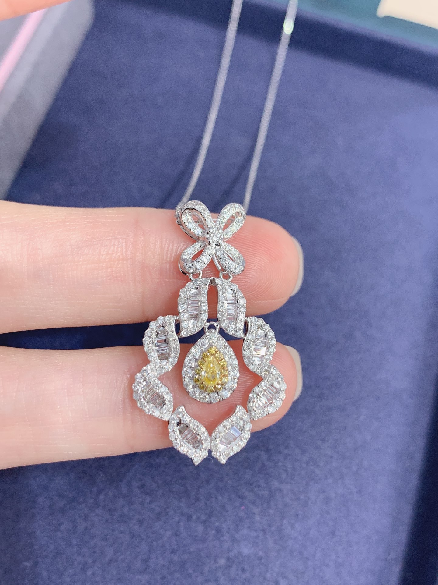 18k gold necklace with yellow diamonds, natural diamond weighing 1.22ct