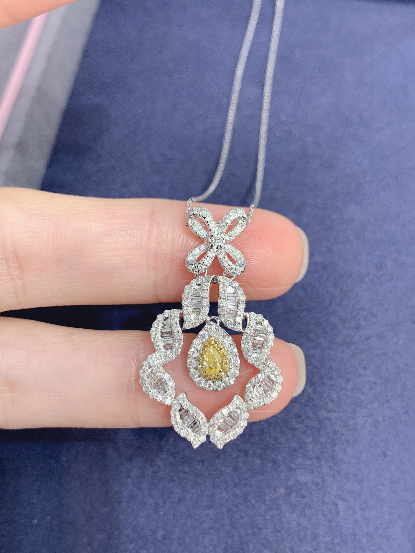 18k gold necklace with yellow diamonds, natural diamond weighing 1.22ct