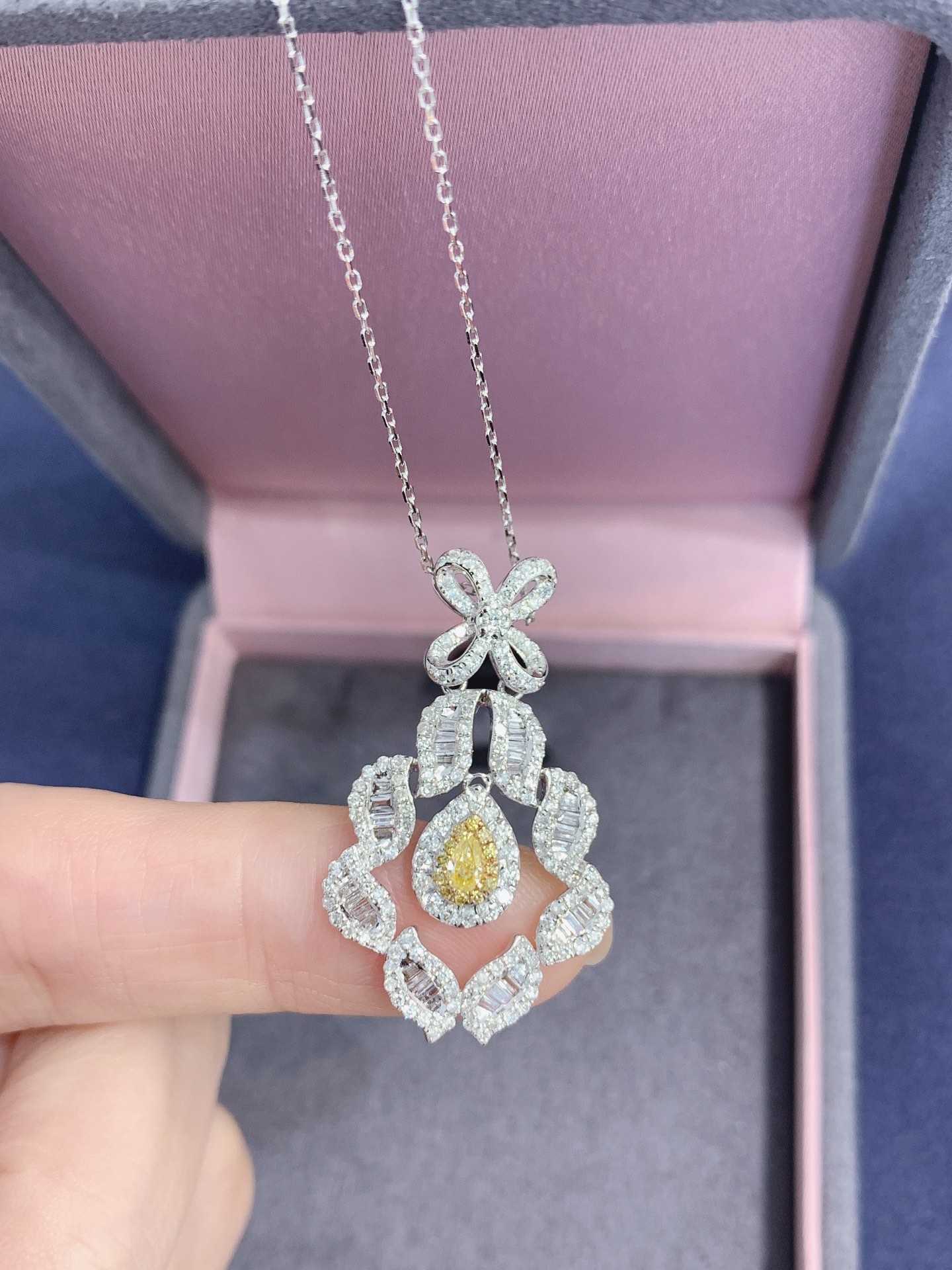 18k gold necklace with yellow diamonds, natural diamond weighing 1.22ct