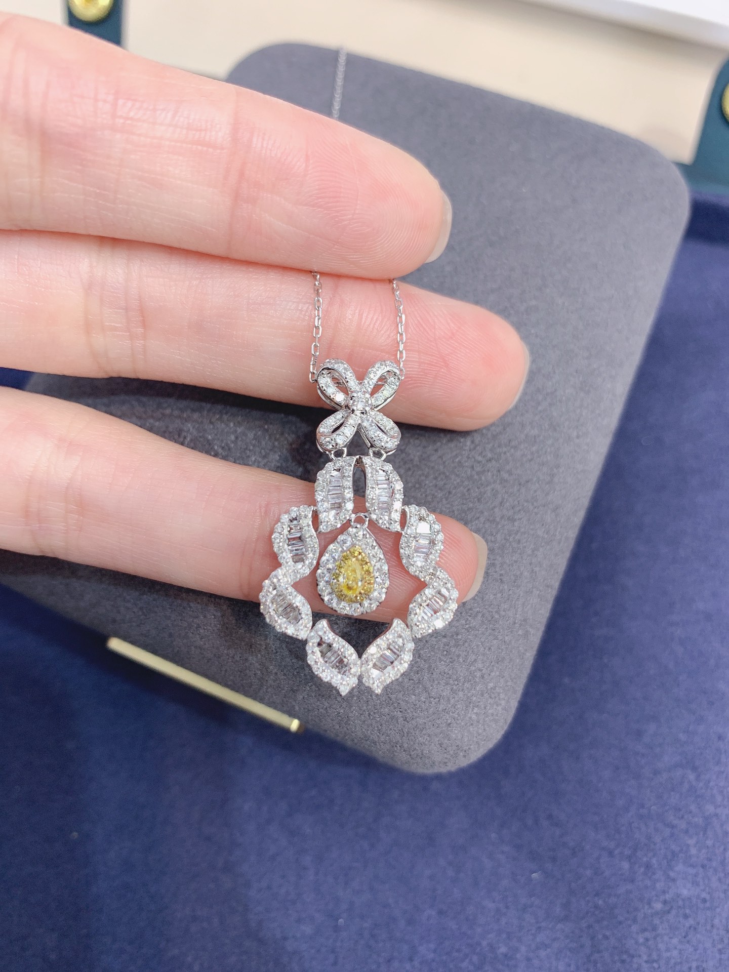 18k gold necklace with yellow diamonds, natural diamond weighing 1.22ct