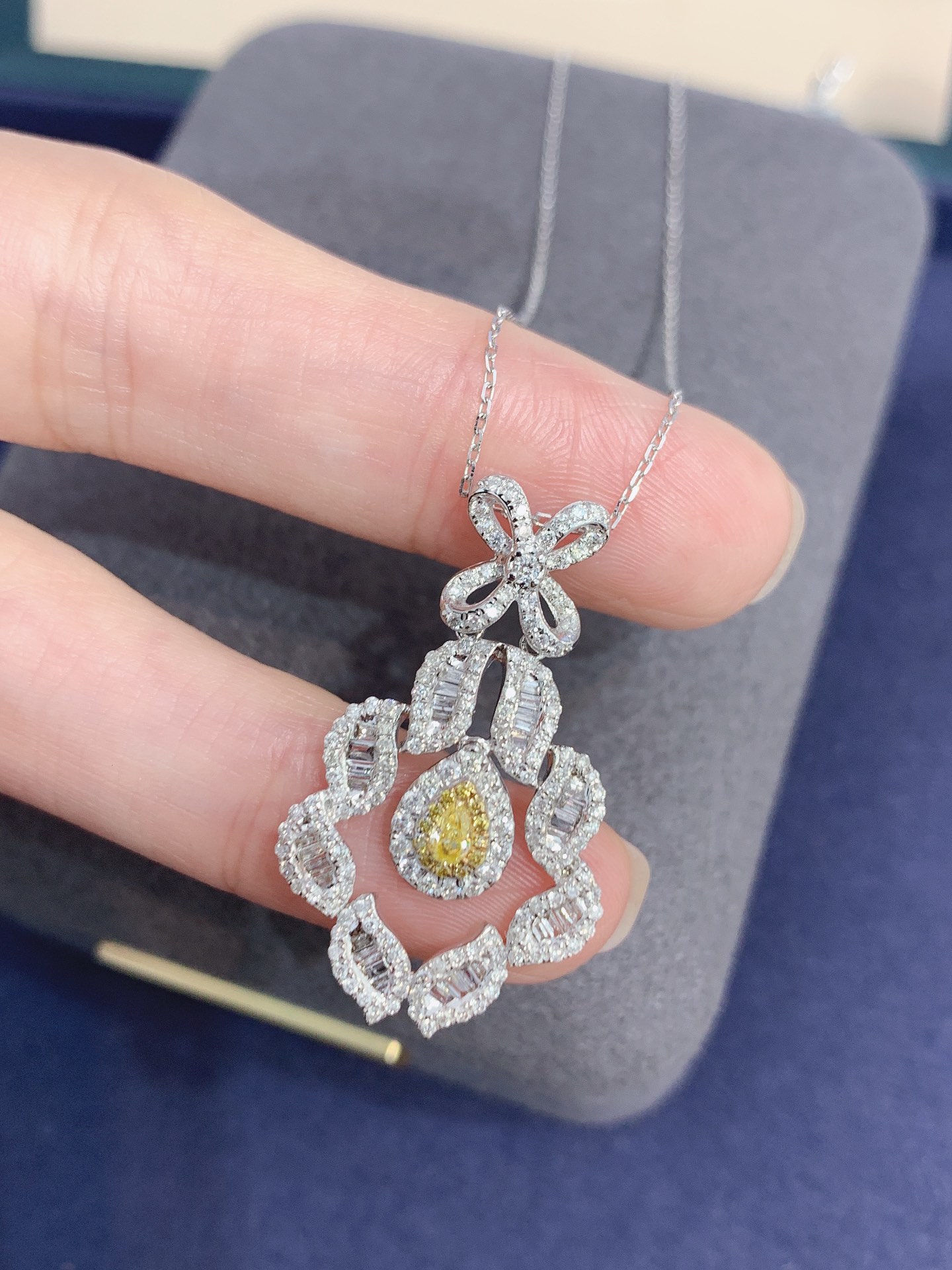 18k gold necklace with yellow diamonds, natural diamond weighing 1.22ct