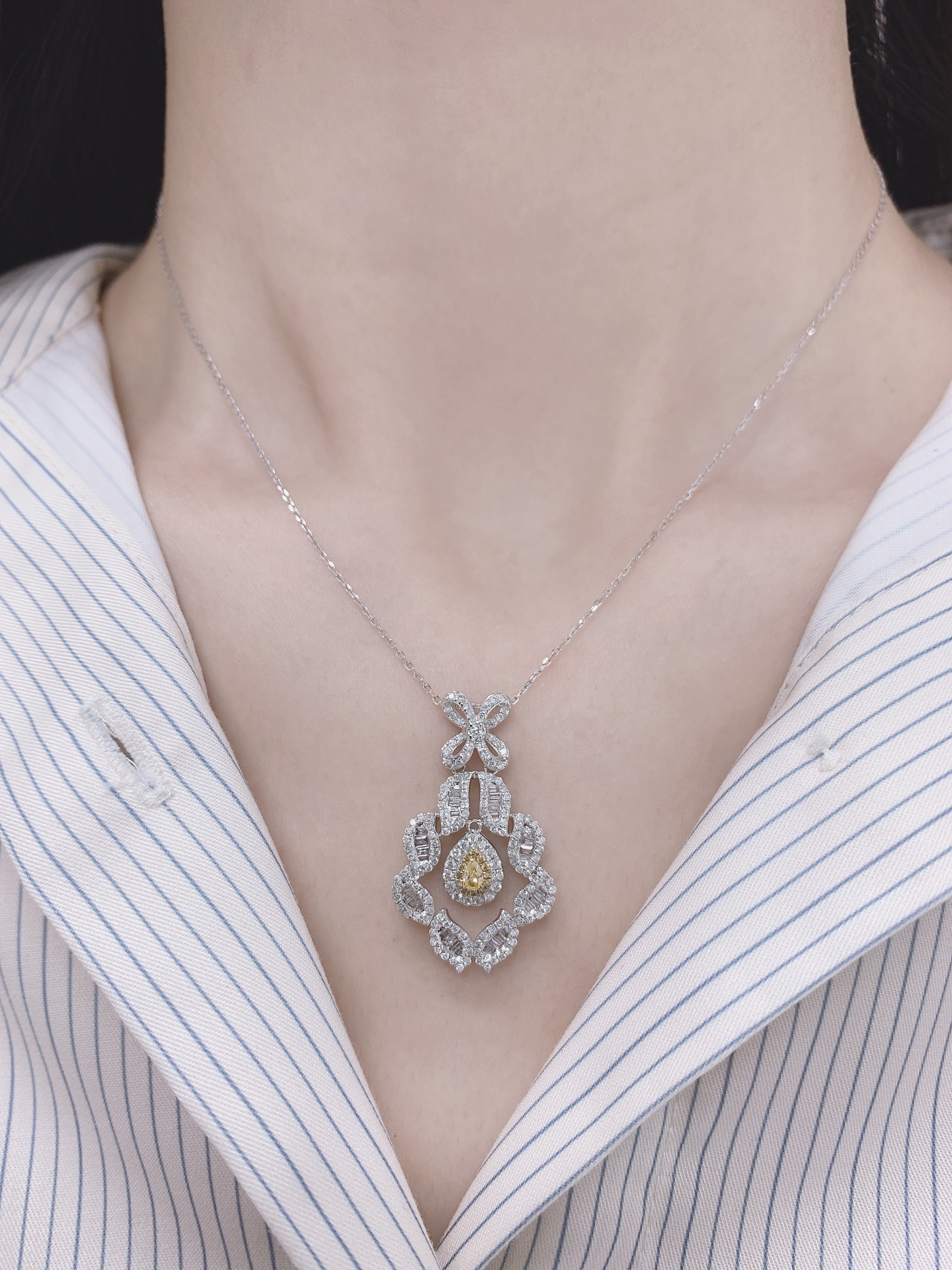 18k gold necklace with yellow diamonds, natural diamond weighing 1.22ct