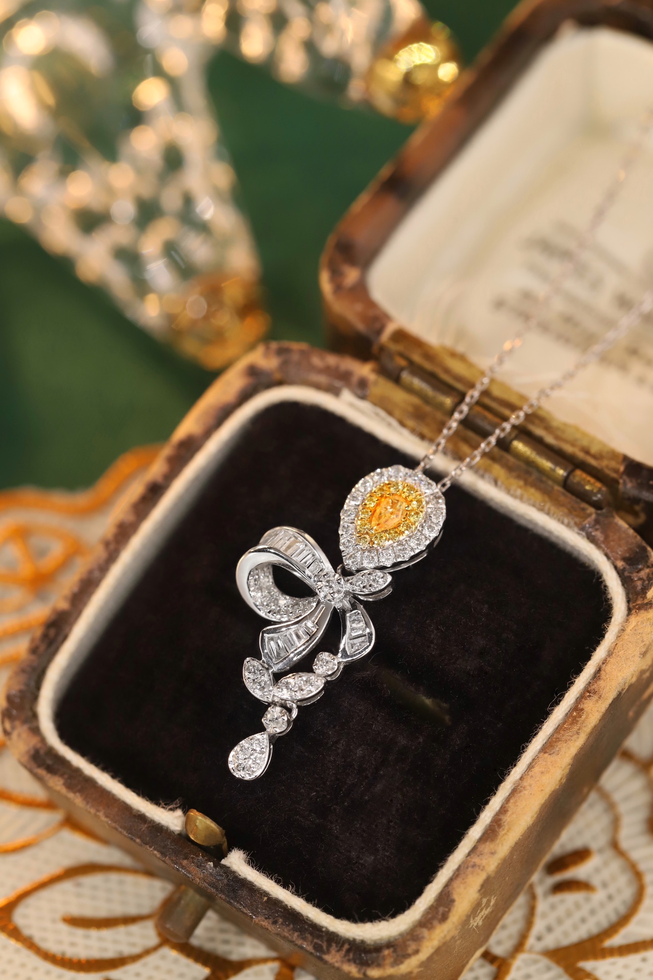 18k gold necklace with yellow diamonds, natural diamond weighing 0.55ct