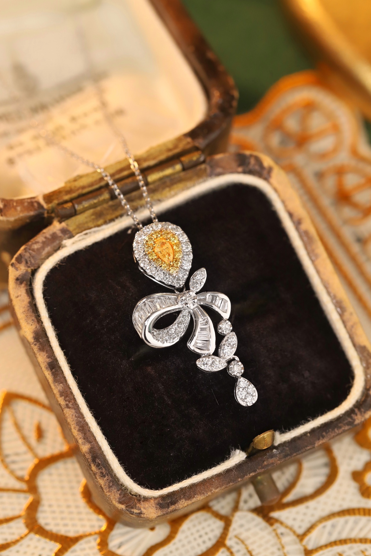 18k gold necklace with yellow diamonds, natural diamond weighing 0.55ct