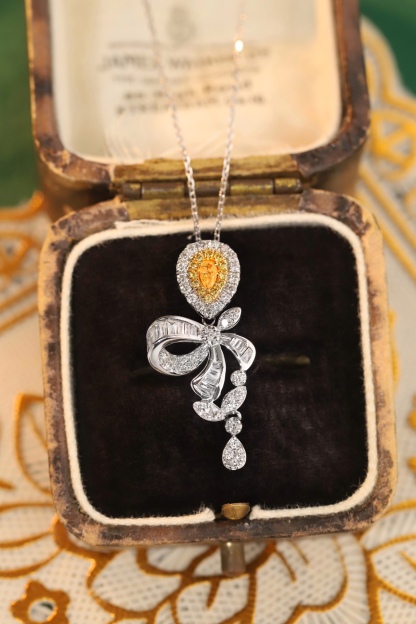 18k gold necklace with yellow diamonds, natural diamond weighing 0.55ct