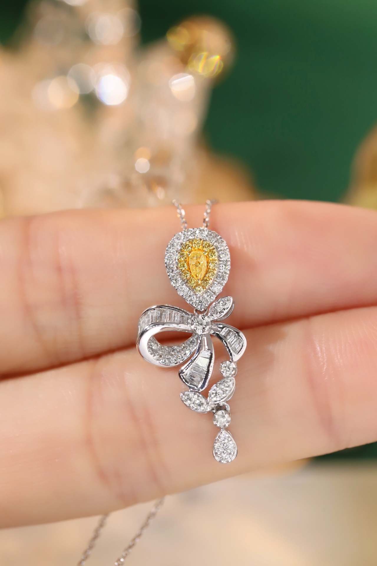 18k gold necklace with yellow diamonds, natural diamond weighing 0.55ct