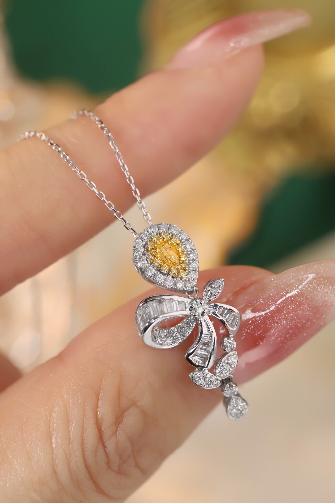 18k gold necklace with yellow diamonds, natural diamond weighing 0.55ct