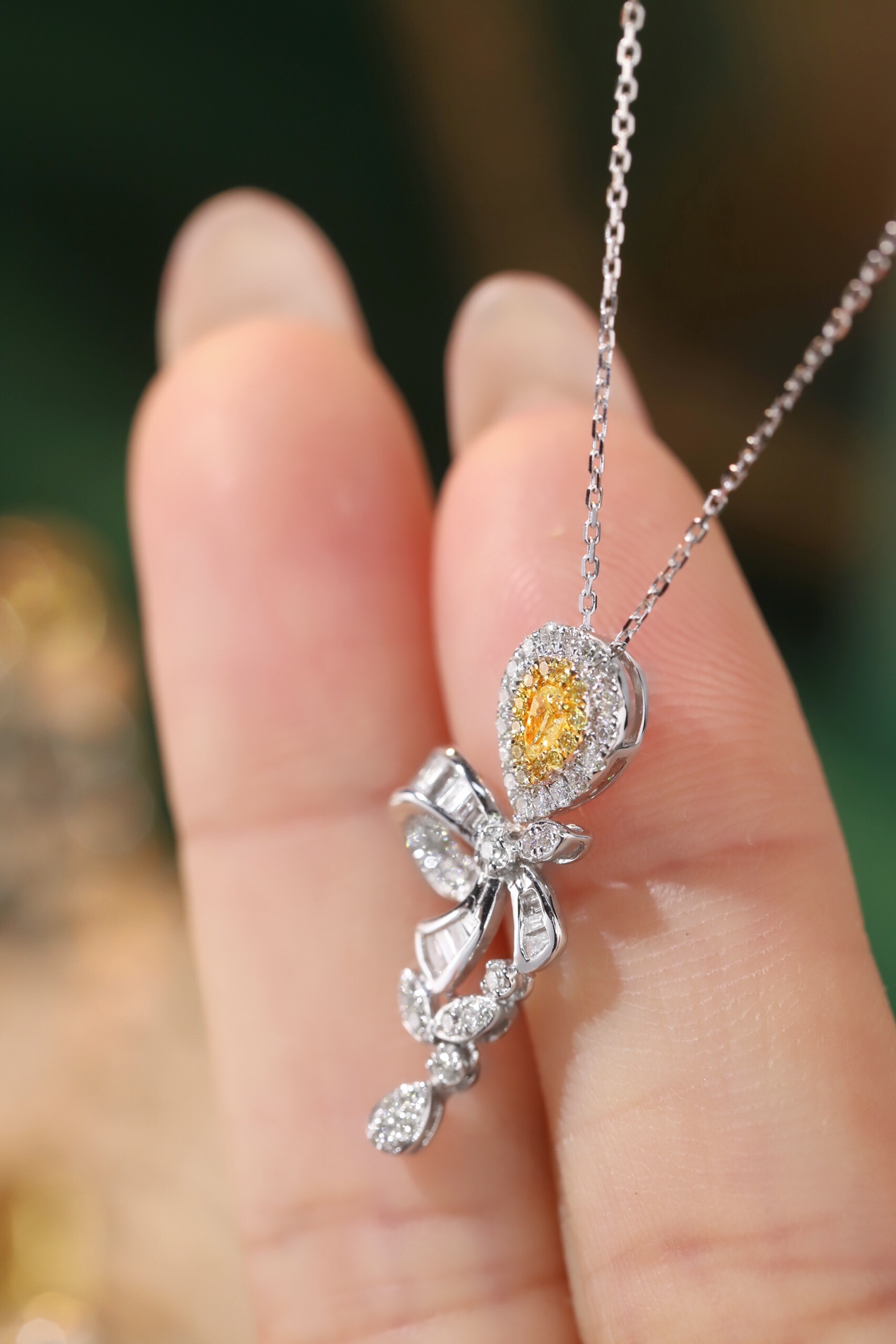 18k gold necklace with yellow diamonds, natural diamond weighing 0.55ct