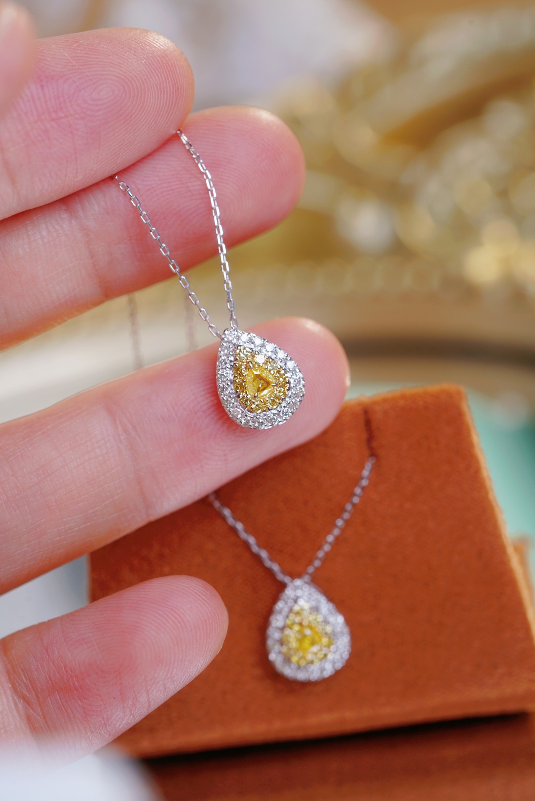 18k gold necklace with yellow diamonds, natural diamond weighing 0.30ct