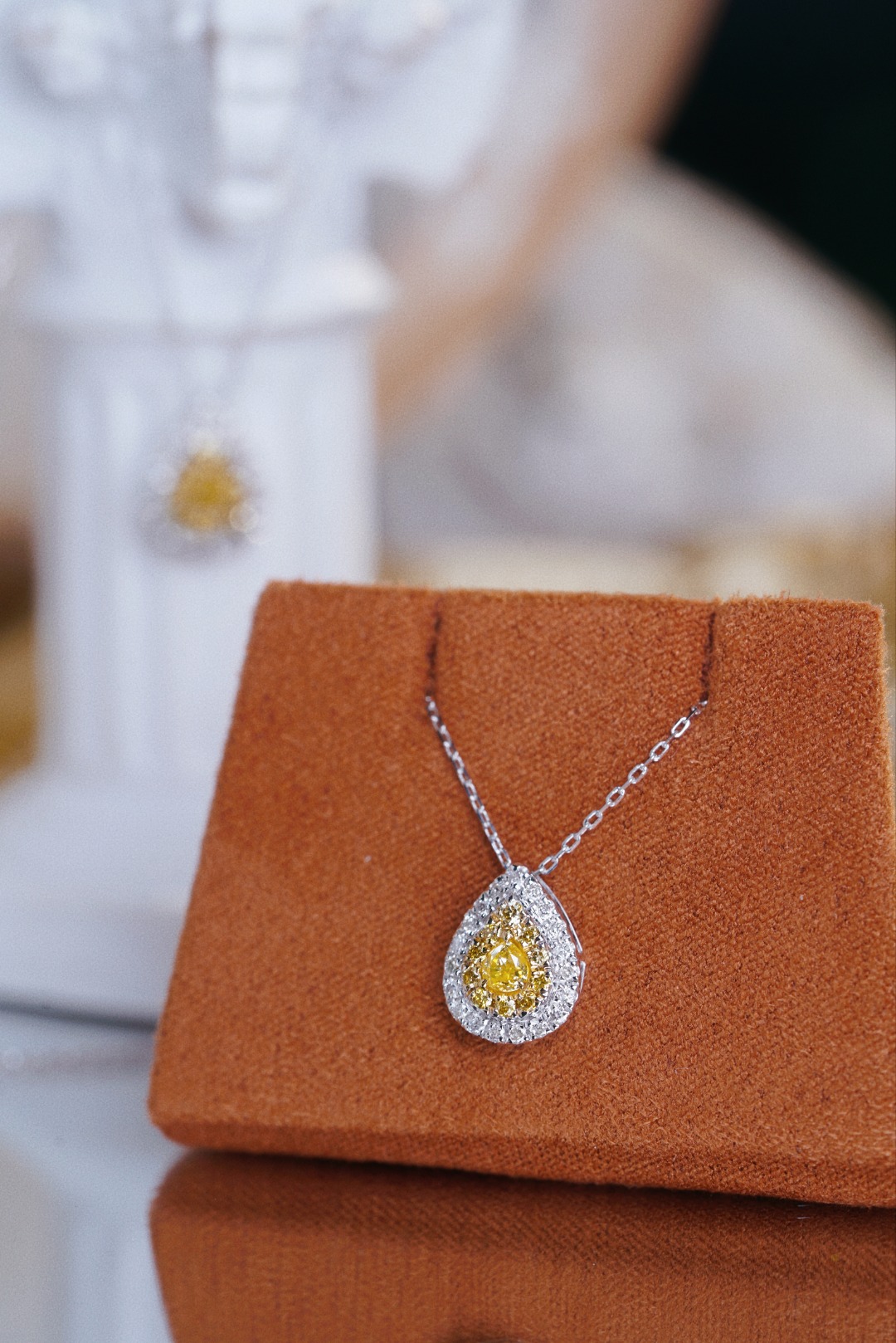 18k gold necklace with yellow diamonds, natural diamond weighing 0.30ct