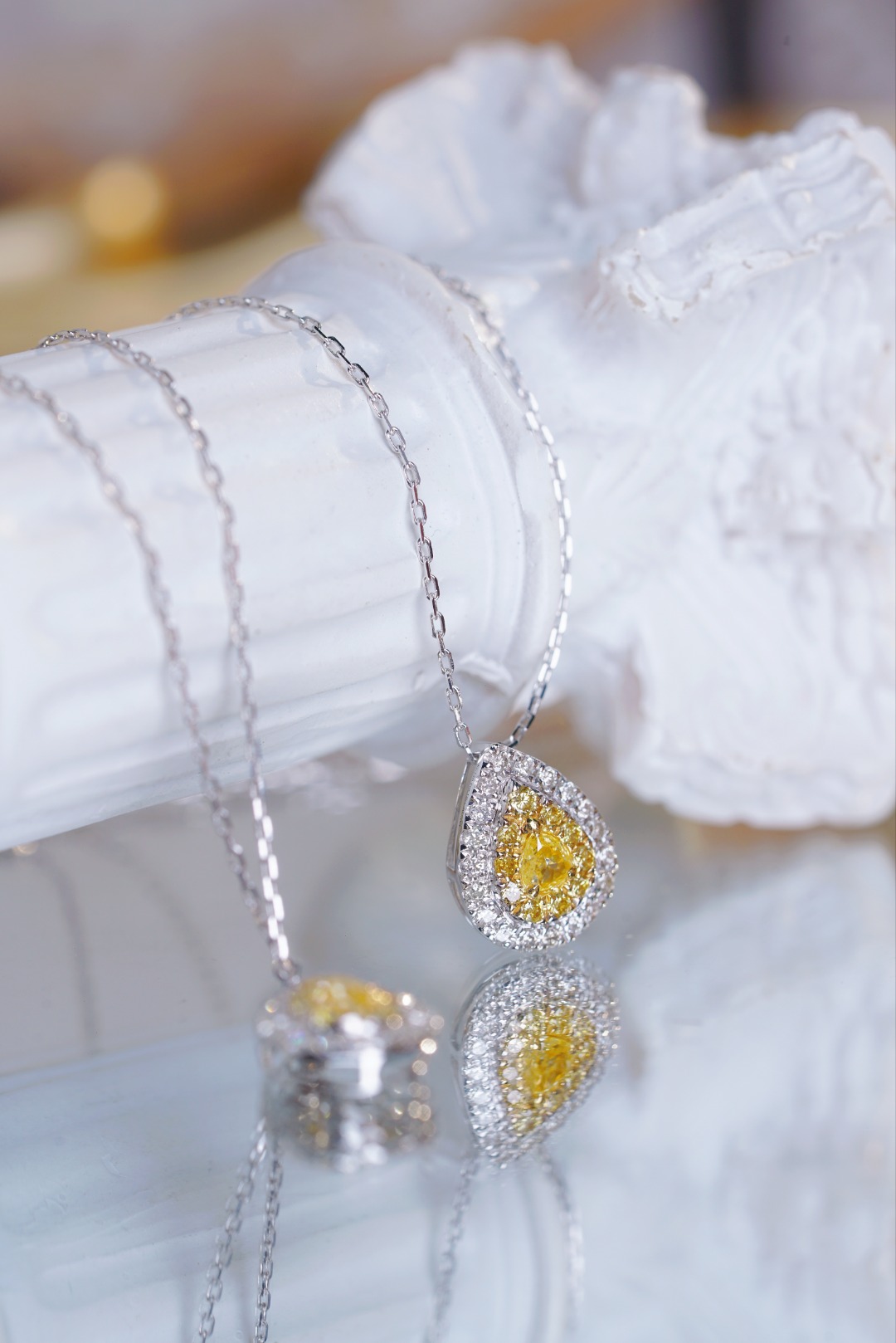 18k gold necklace with yellow diamonds, natural diamond weighing 0.30ct