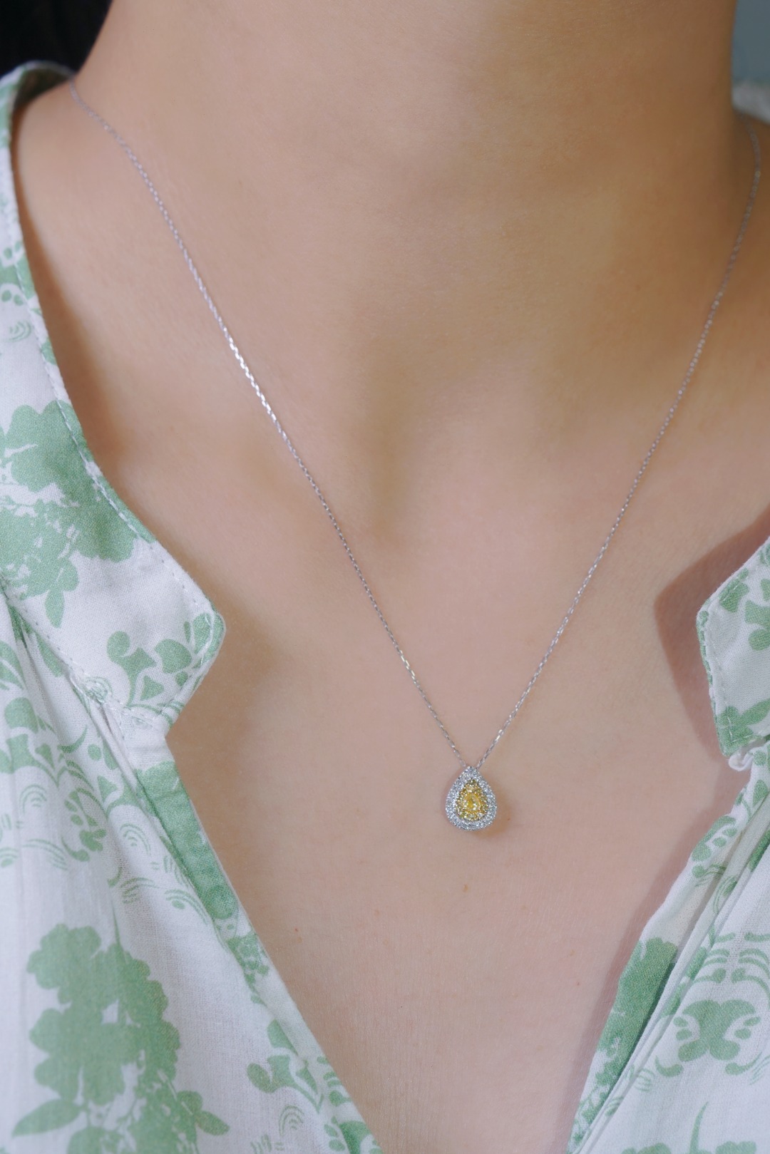 18k gold necklace with yellow diamonds, natural diamond weighing 0.30ct