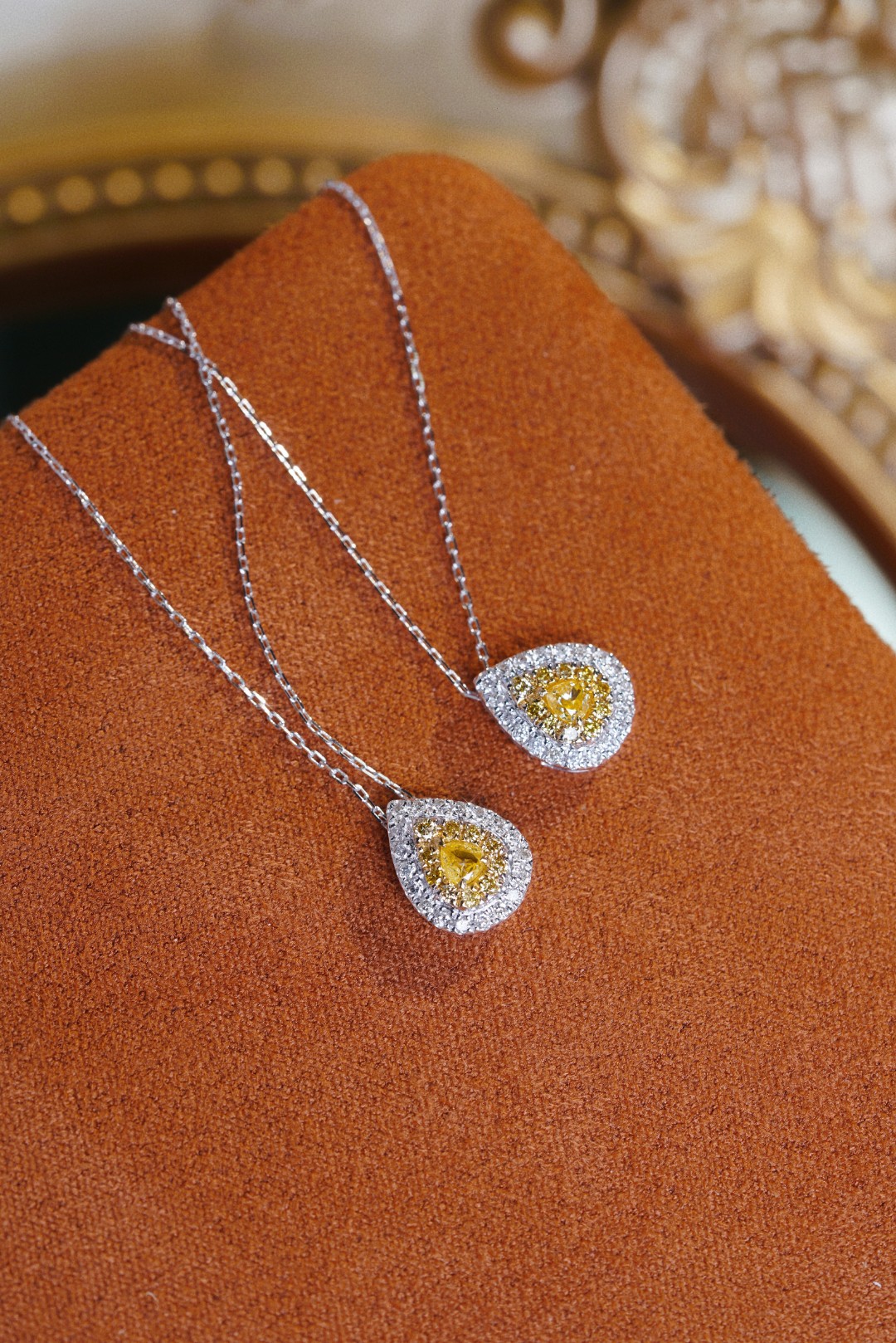 18k gold necklace with yellow diamonds, natural diamond weighing 0.30ct