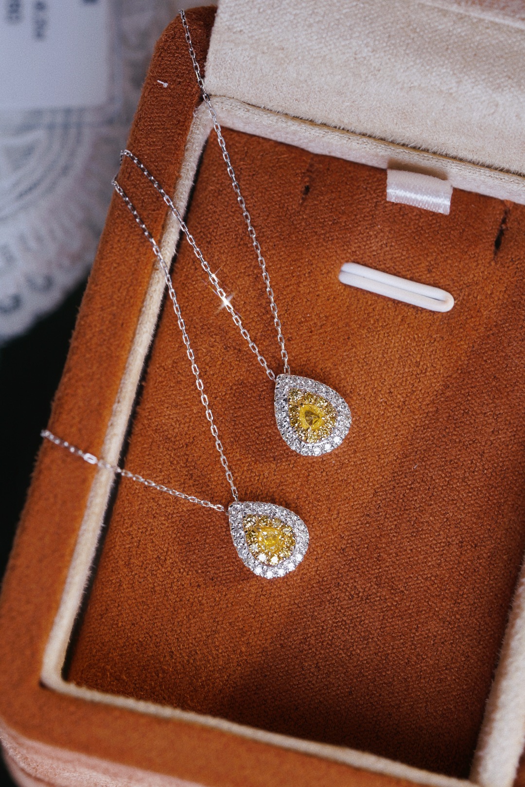 18k gold necklace with yellow diamonds, natural diamond weighing 0.30ct