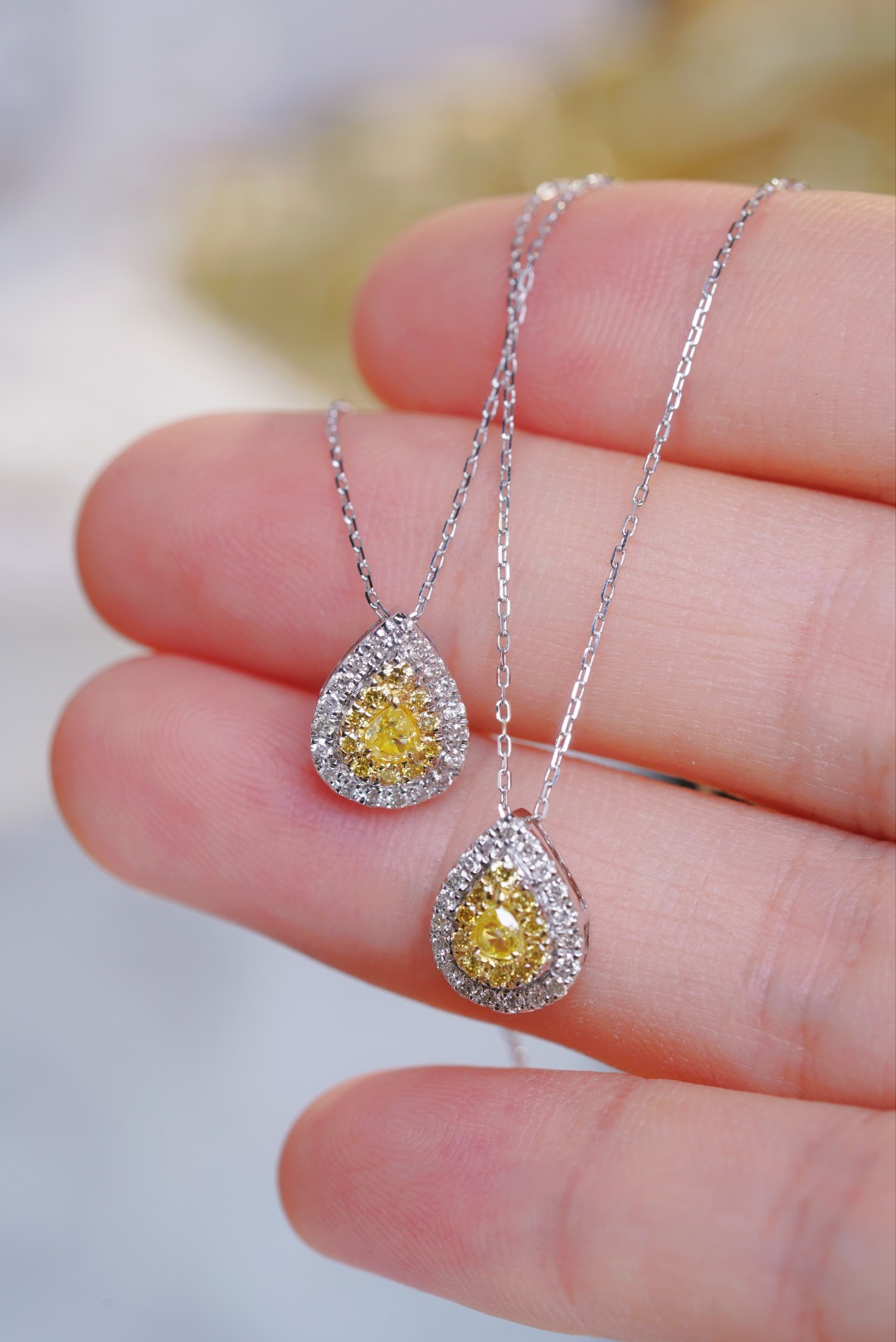 18k gold necklace with yellow diamonds, natural diamond weighing 0.30ct