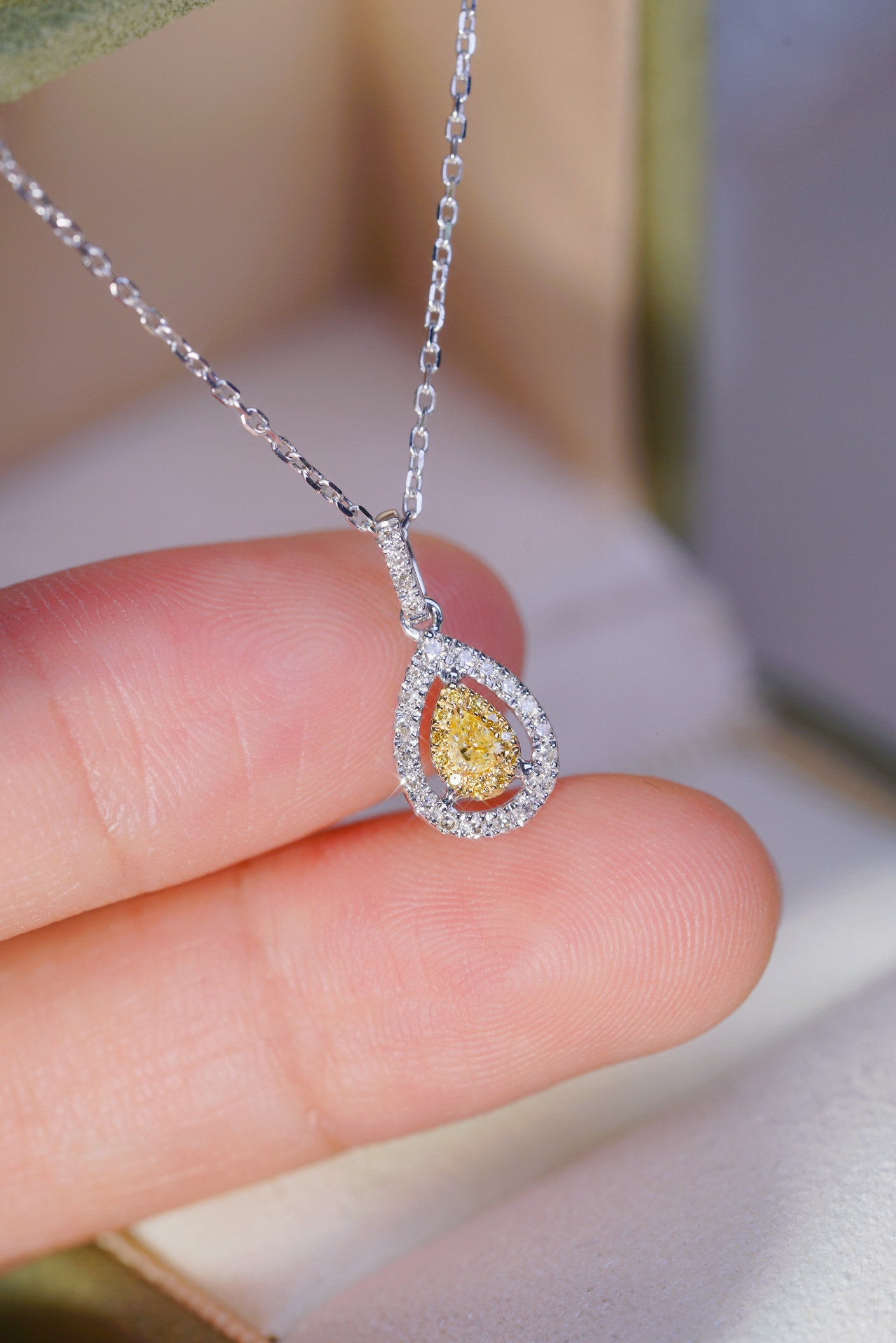 18k gold necklace with yellow diamonds, natural diamond weighing 0.20ct