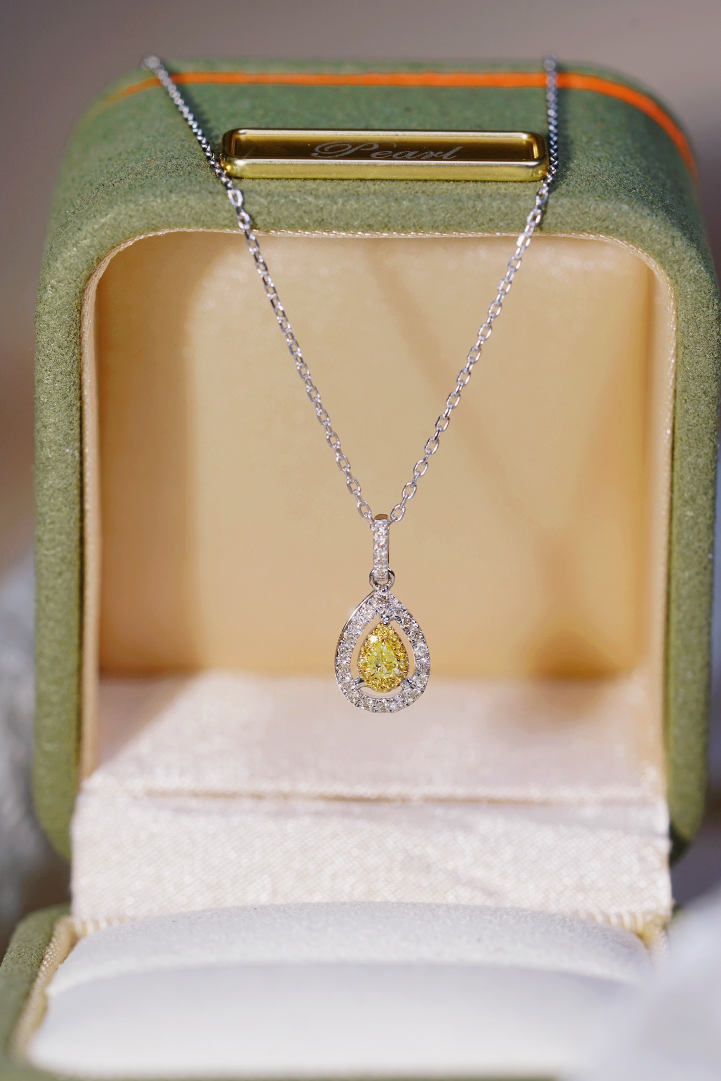 18k gold necklace with yellow diamonds, natural diamond weighing 0.20ct