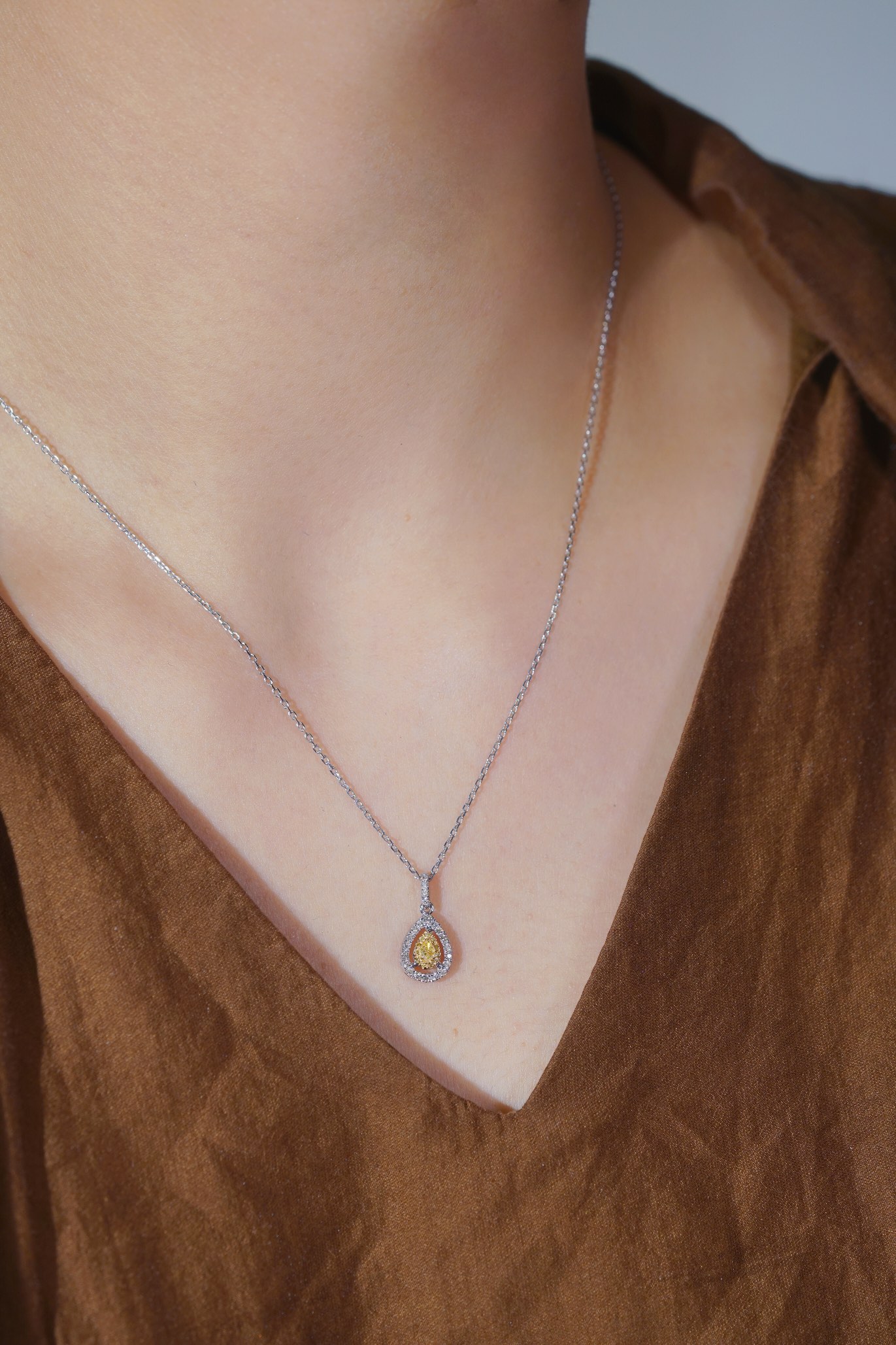18k gold necklace with yellow diamonds, natural diamond weighing 0.20ct