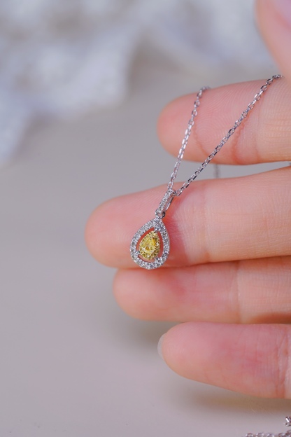 18k gold necklace with yellow diamonds, natural diamond weighing 0.20ct