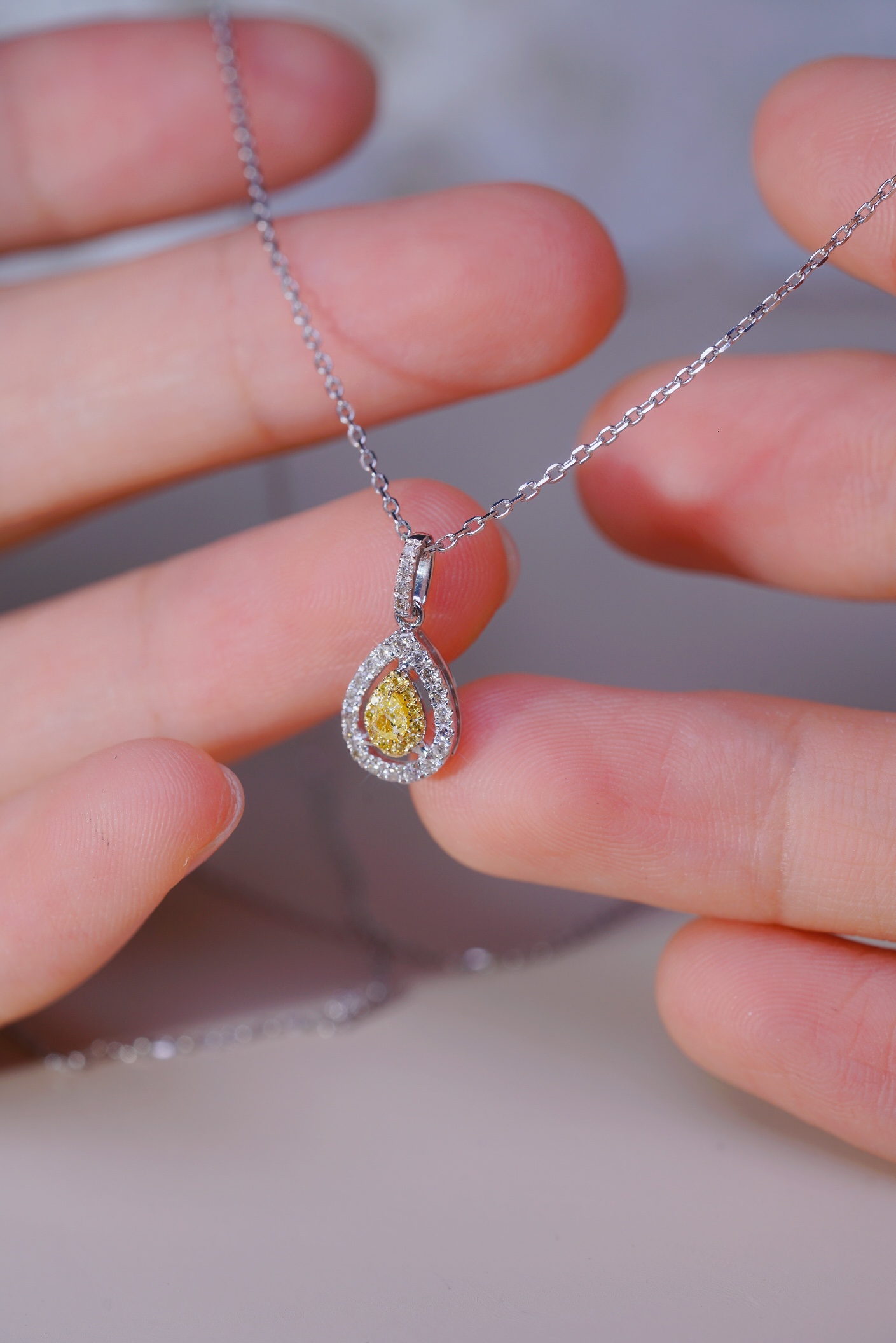 18k gold necklace with yellow diamonds, natural diamond weighing 0.20ct