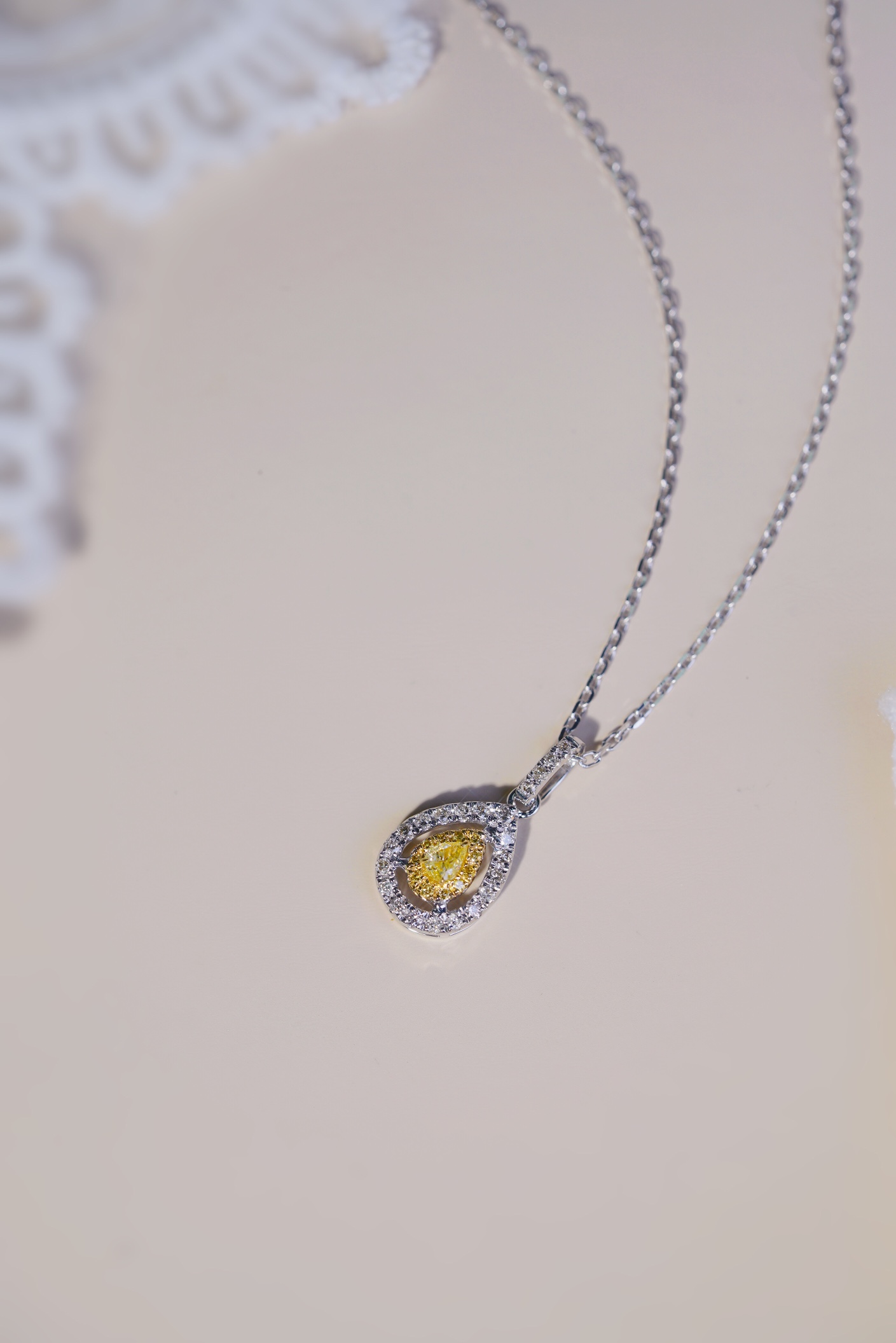 18k gold necklace with yellow diamonds, natural diamond weighing 0.20ct