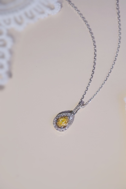 18k gold necklace with yellow diamonds, natural diamond weighing 0.20ct
