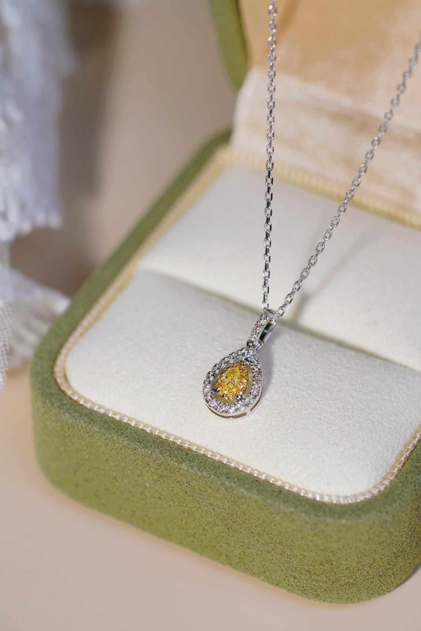 18k gold necklace with yellow diamonds, natural diamond weighing 0.20ct