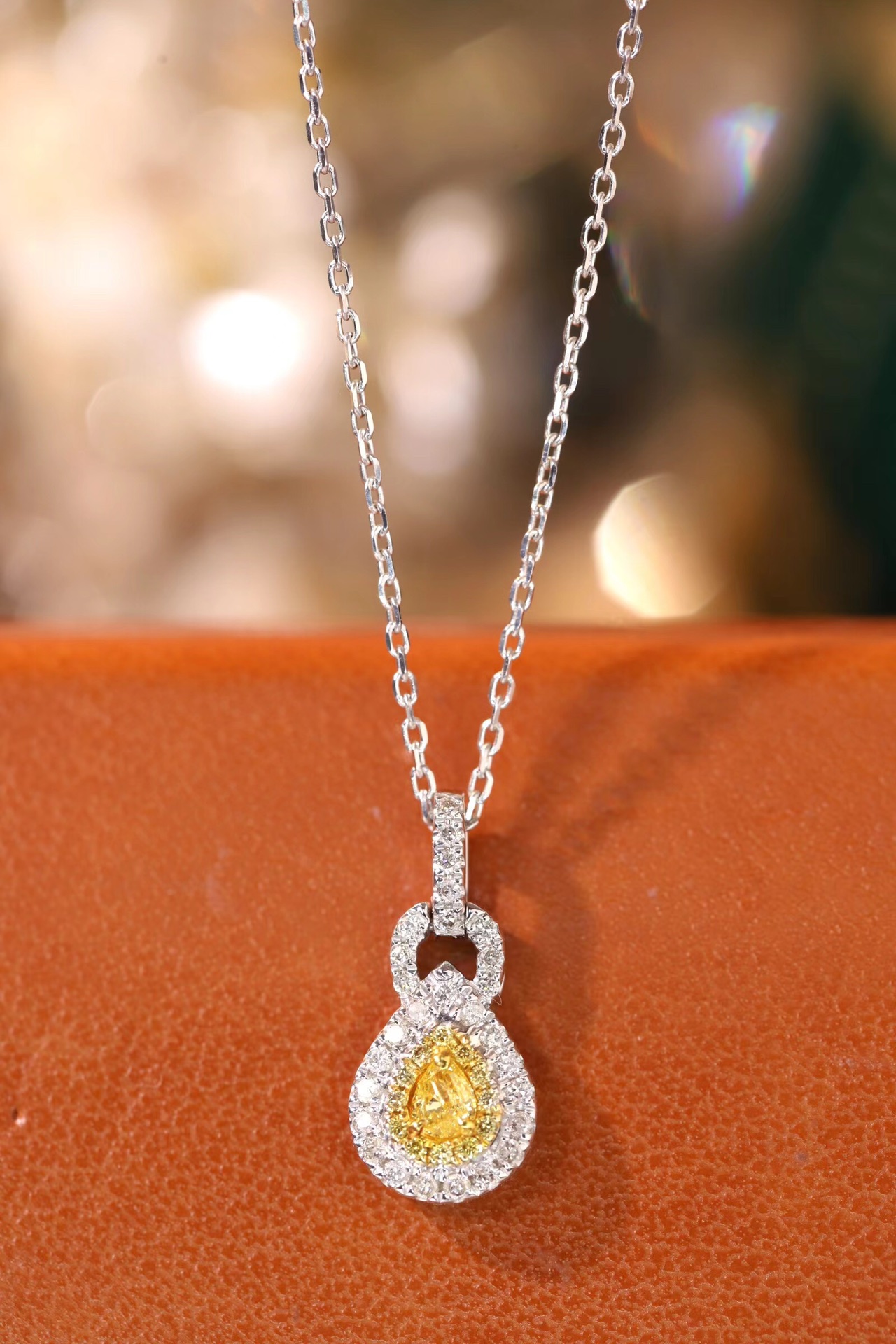 18k gold yellow diamond necklace with a natural diamond of 0.30ct