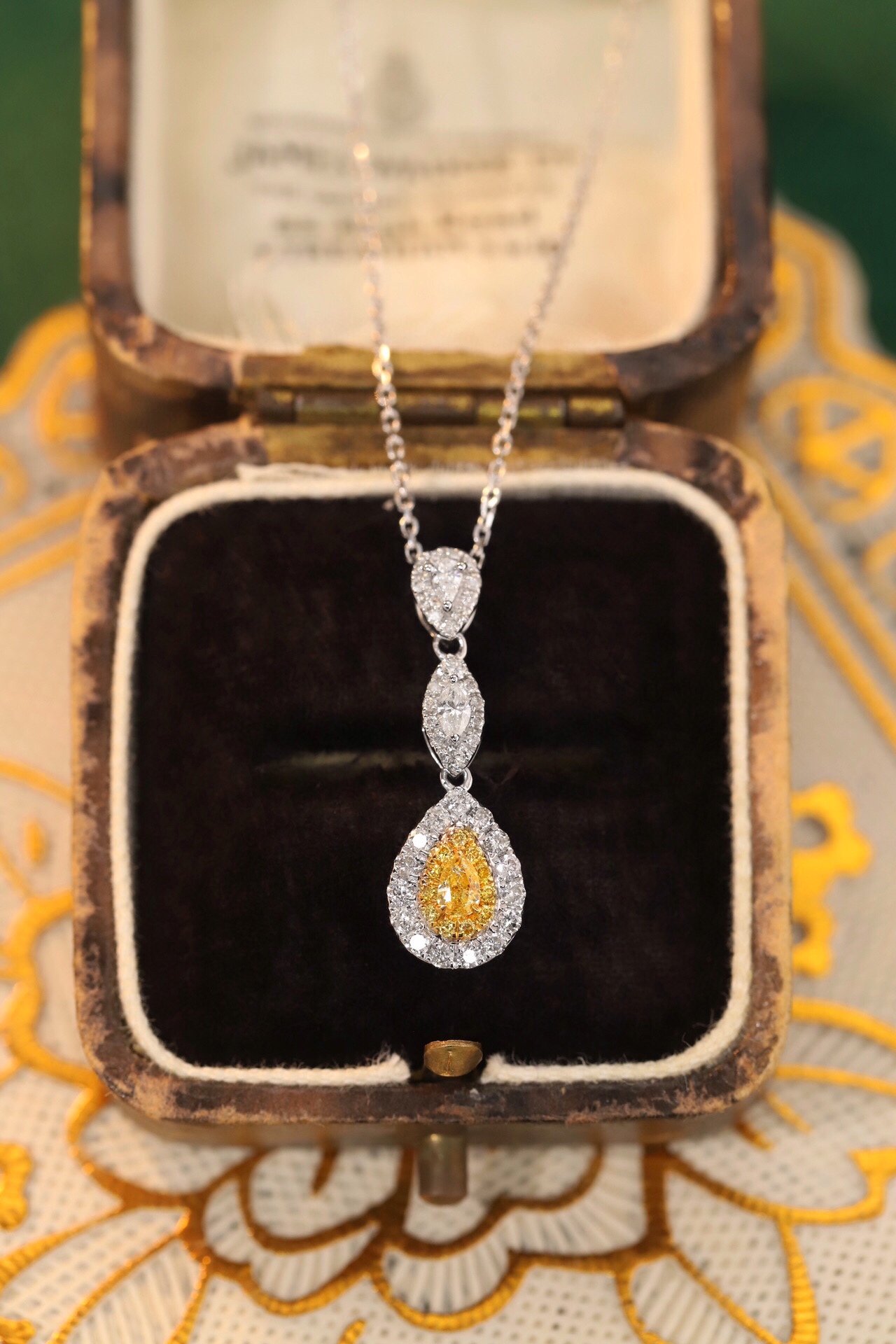 18k gold yellow diamond necklace with a natural diamond of 0.50ct