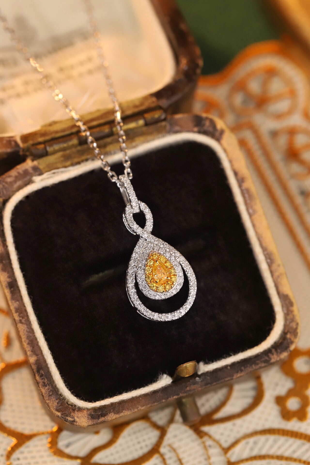 18k gold yellow diamond necklace with a natural diamond of 0.35ct