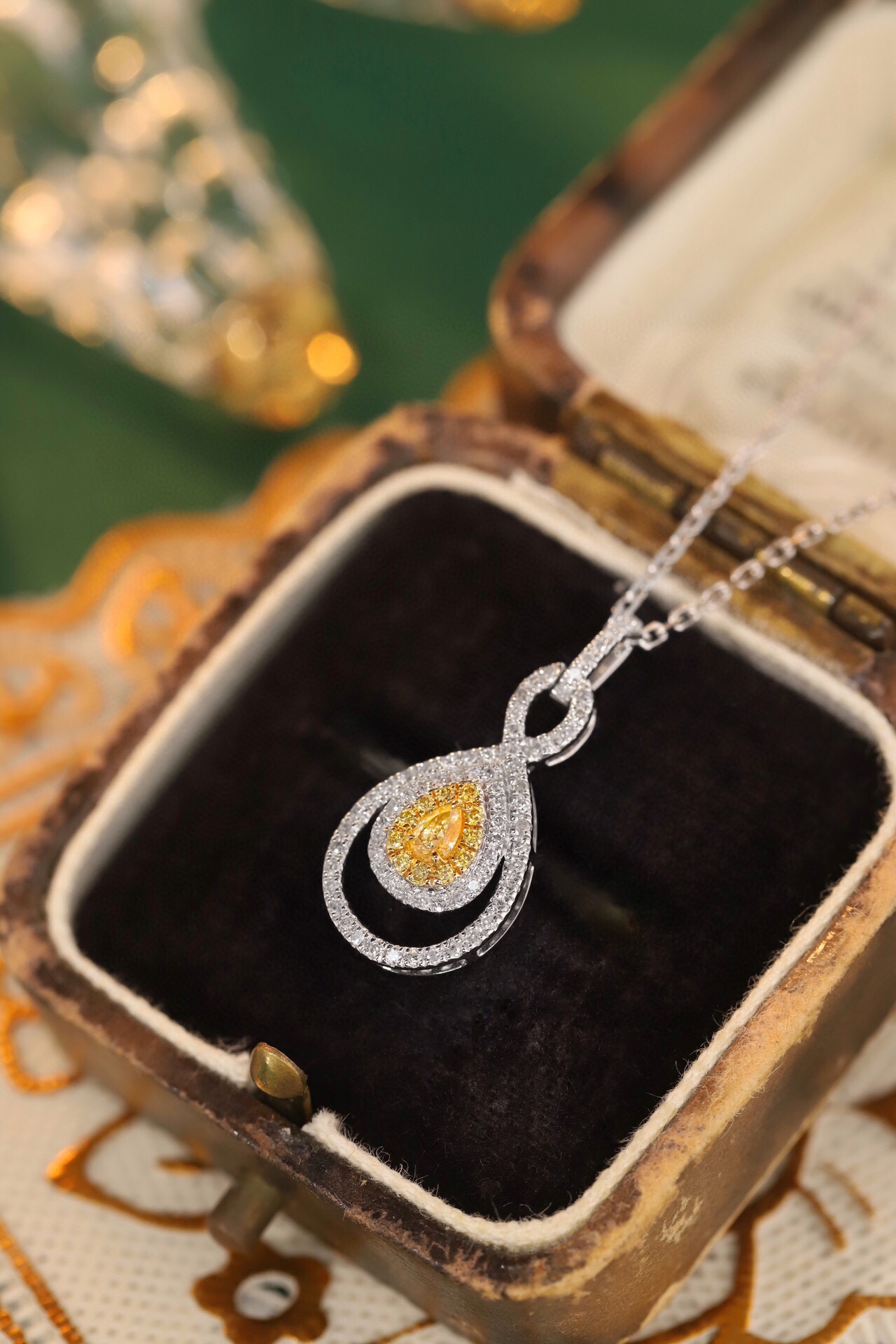 18k gold yellow diamond necklace with a natural diamond of 0.35ct