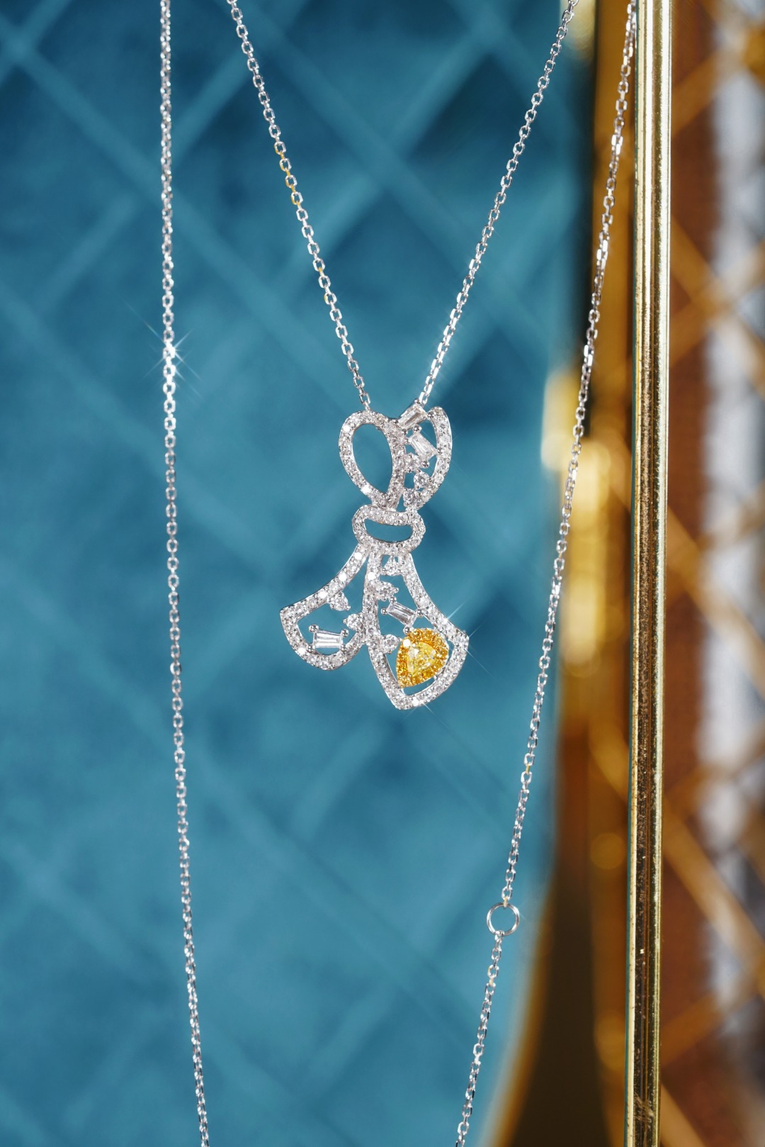 18k gold yellow diamond necklace with a natural diamond of 0.65ct