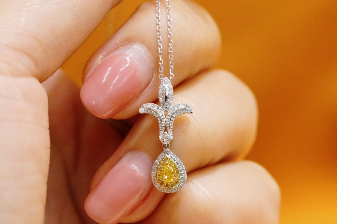 18k gold yellow diamond necklace with a natural diamond of 0.40ct