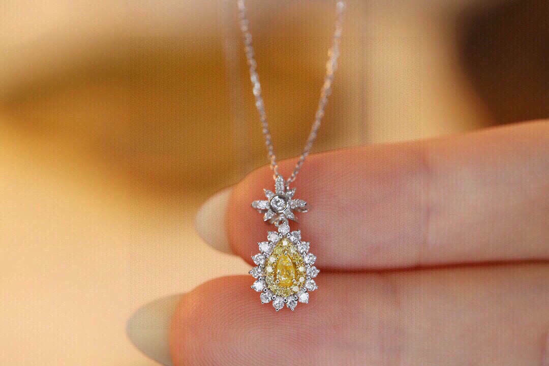 18k gold yellow diamond necklace with a natural diamond of 0.40ct