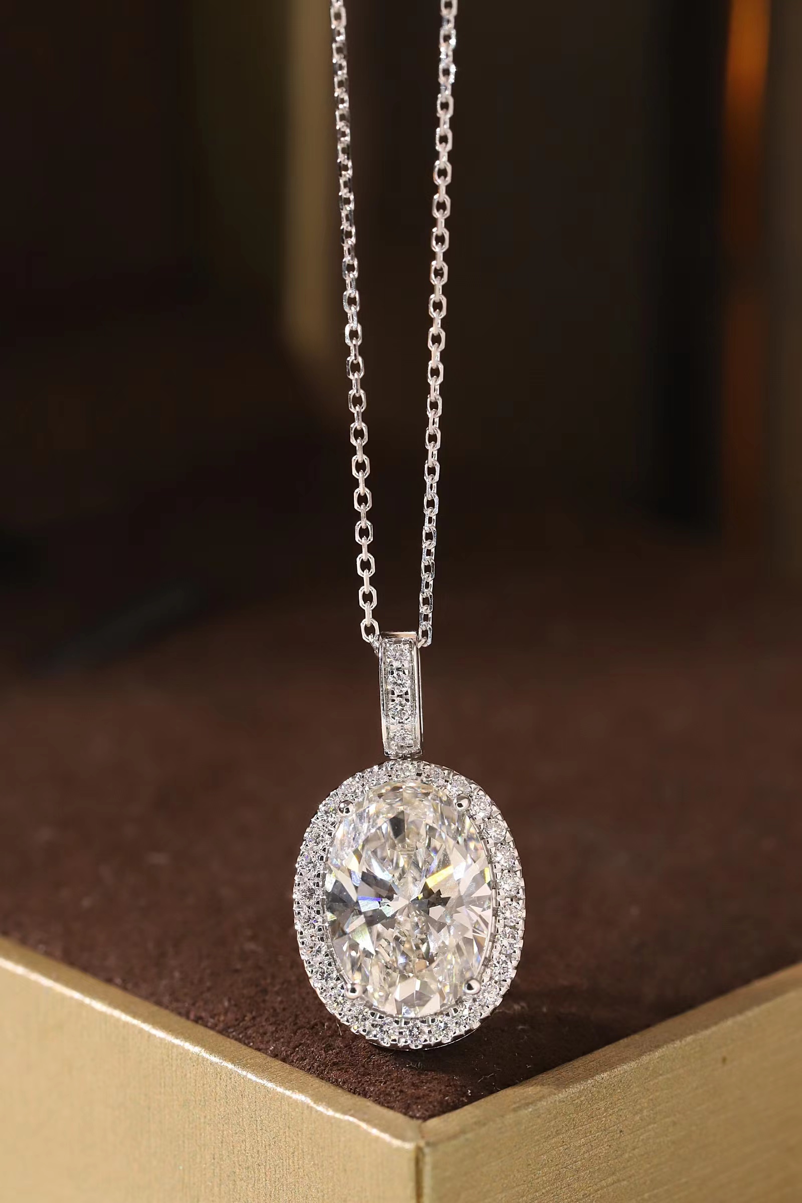 10k gold diamond necklace with a lab-grown diamond of 3.25ct; the main stone is an oval-cut diamond weighing 3.0ct