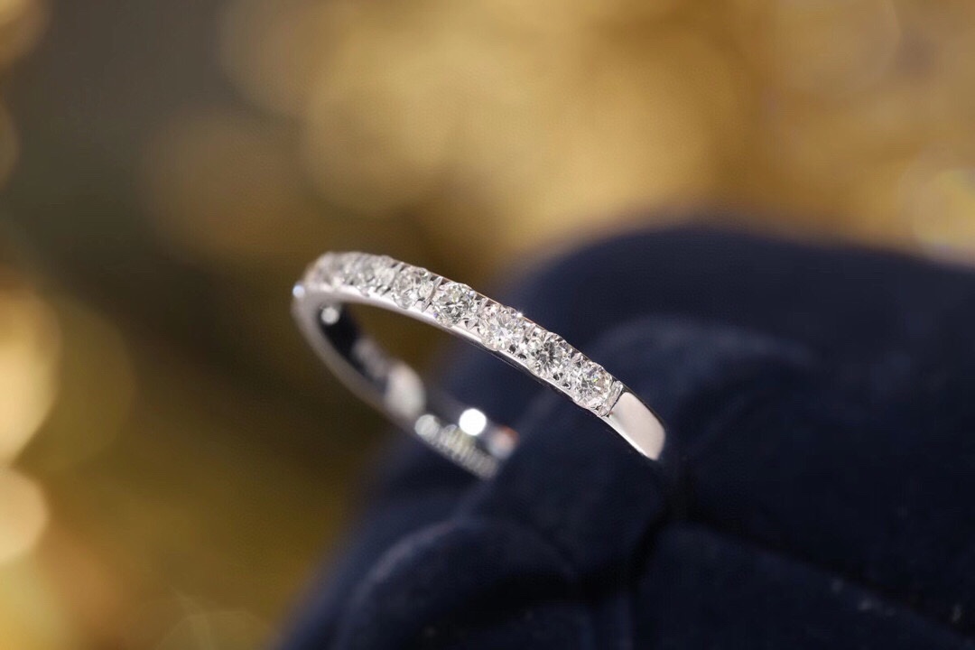 18K Gold Star Row Ring 0.25ct 13 Stone Natural Diamond