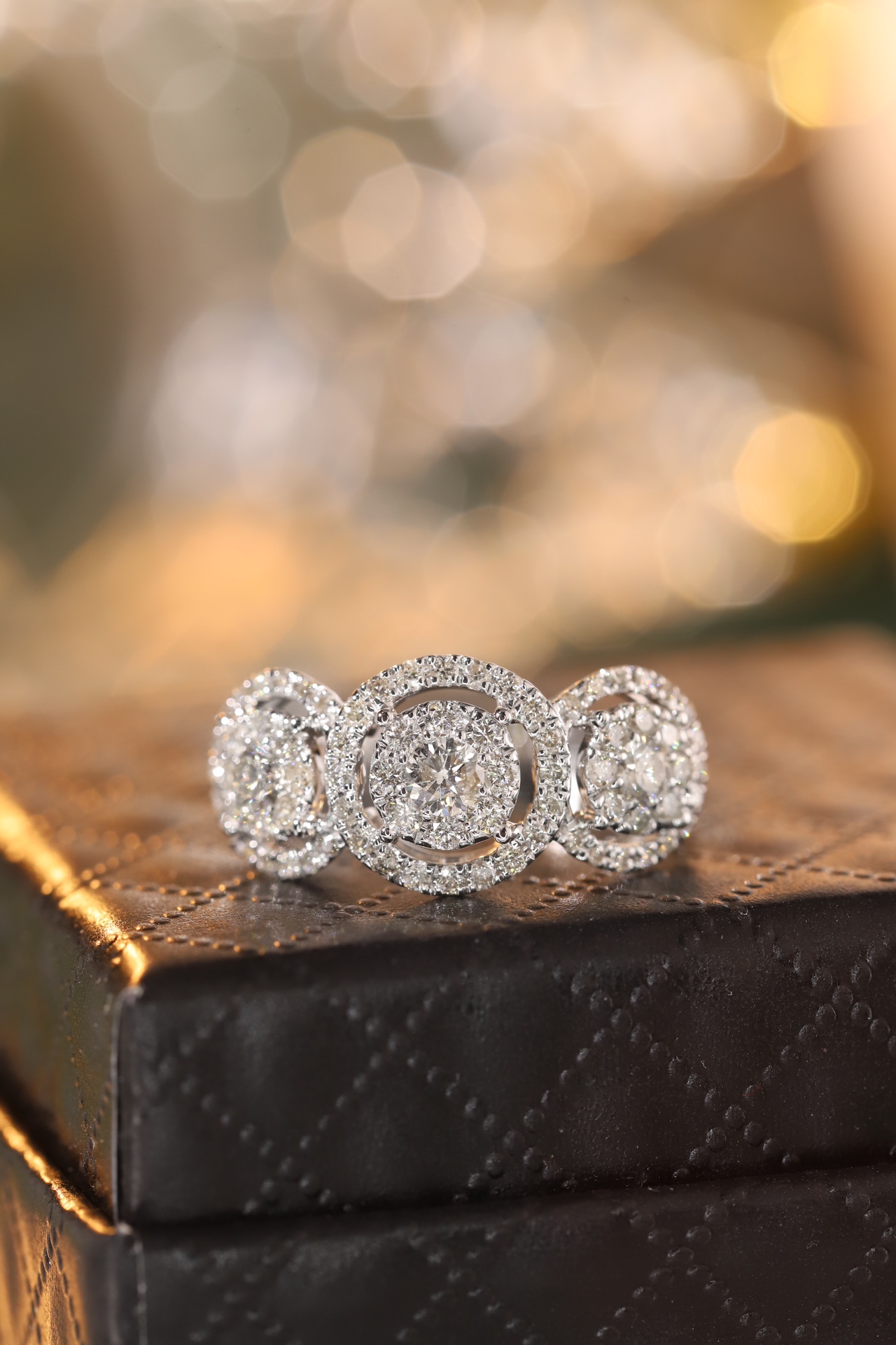 18K Gold Triangular Round Ring 0.85ct  Annular Natural Diamond