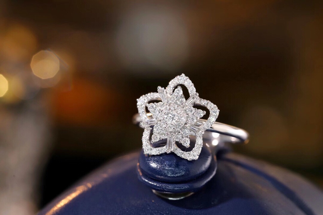 18K Gold Four-Leaf Clover Diamond Ring 0.6ct Round & Baguette Cut Brilliant Sparkle Natural Diamond