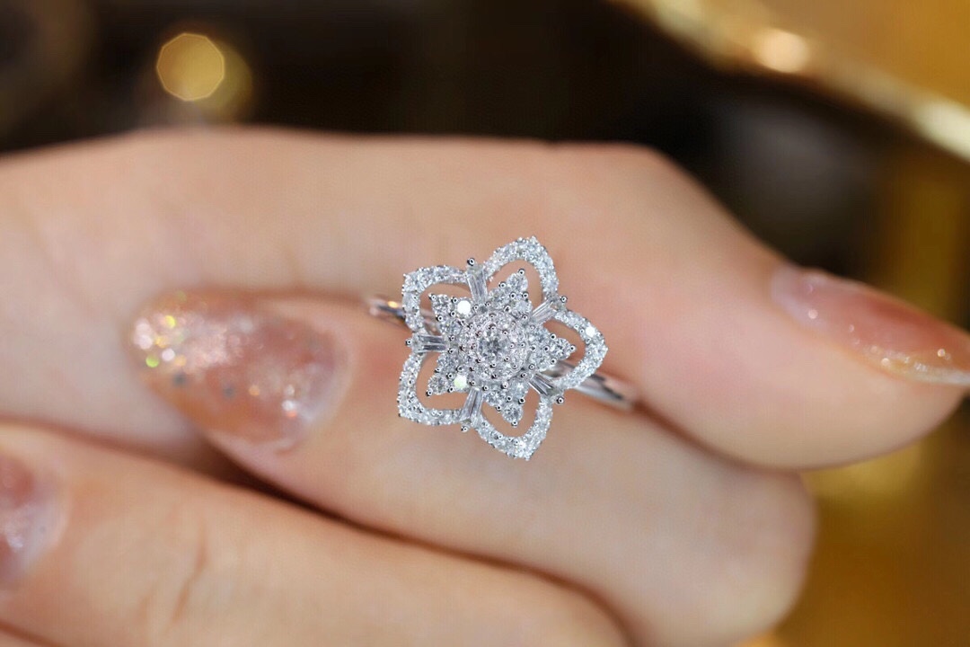 18K Gold Four-Leaf Clover Diamond Ring 0.6ct Round & Baguette Cut Brilliant Sparkle Natural Diamond